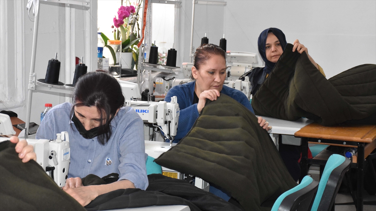 Muğla'da Usta Öğretici Ve Kursiyerler "depremzedeler Üşümesin" Diye Makine Başına Geçti