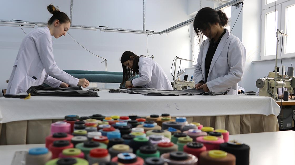 Tekirdağ'da Liseliler Depremzedeler İçin Battaniye Ve Kışlık Kıyafet Üretiyor