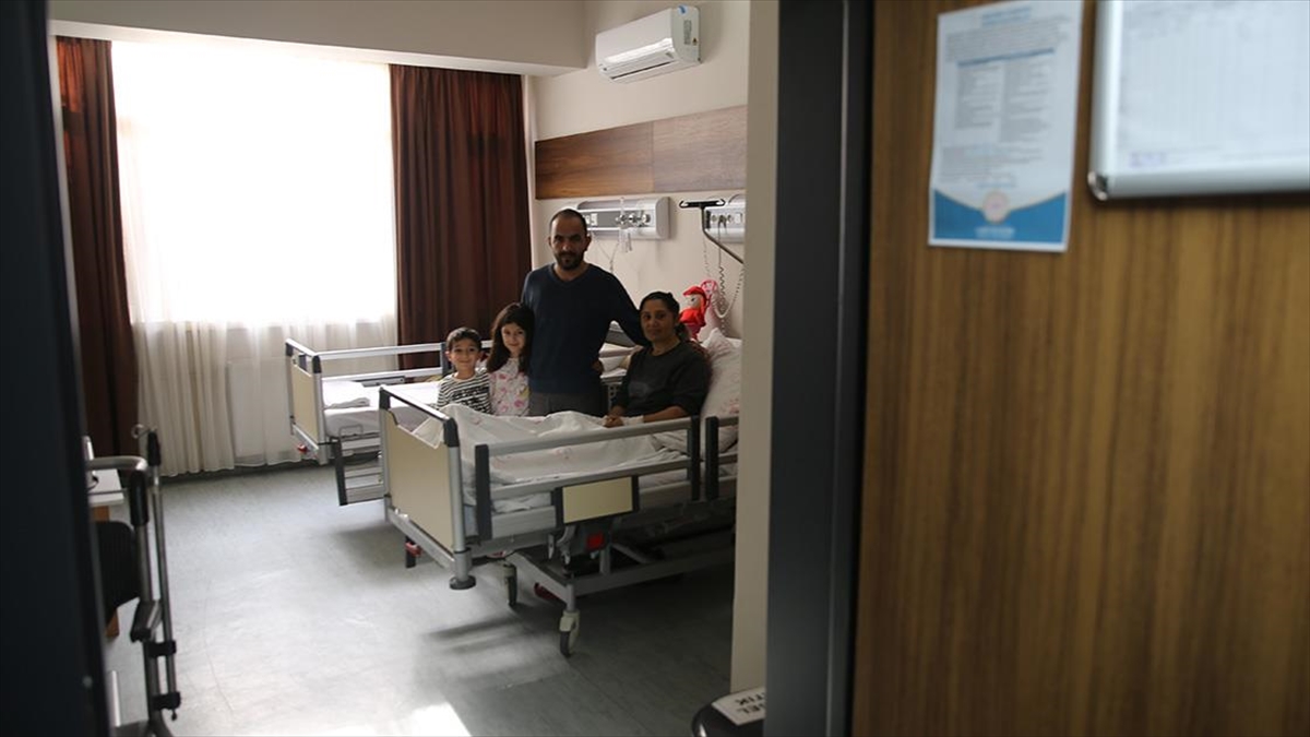 Hastane Odası Depremzede Ailenin Geçici Yuvası Oldu