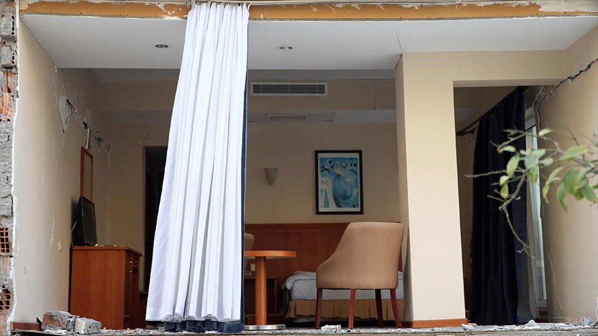 Depremin Hasara Neden Olduğu Evlerden Geriye Penceresiz Perdeler Kaldı