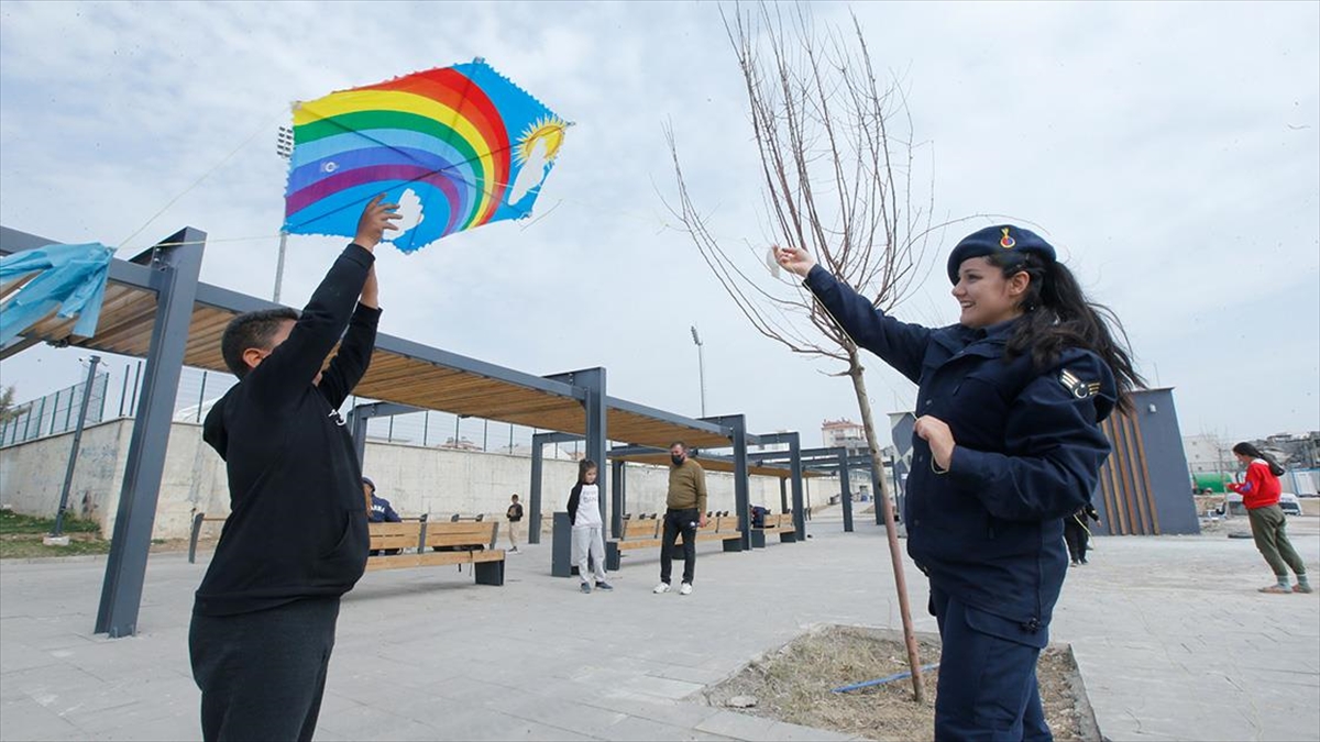 Adıyaman'da Çadır Kentte Kalan Çocuklar Uçurtma Uçurarak Eğlendi