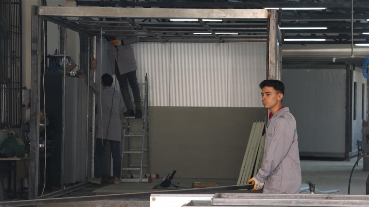 Meslek Liseliler, Depremzede Öğrenciler İçin Güneş Panelli Konteyner Sınıf Üretiyor