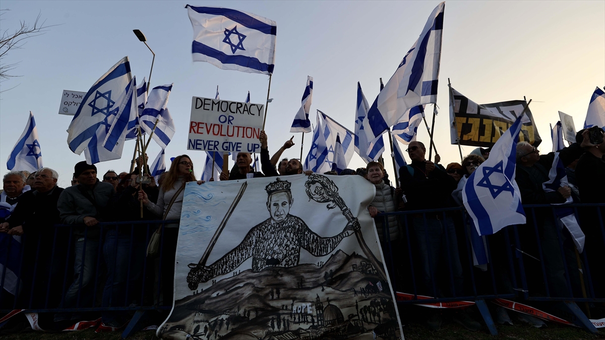 İsrail'de Netanyahu Hükümetinin Yargı Düzenlemesine Karşı Protestoların Nereye Varacağı Tartışılıyor
