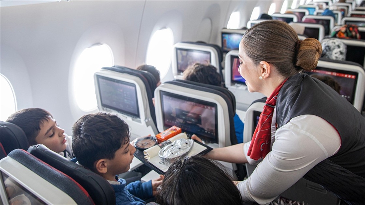 Thy'nin "tek Yürek" İsimli 400'üncü Uçağının İlk Yolcuları Depremzede Çocuklar Ve Aileleri Oldu