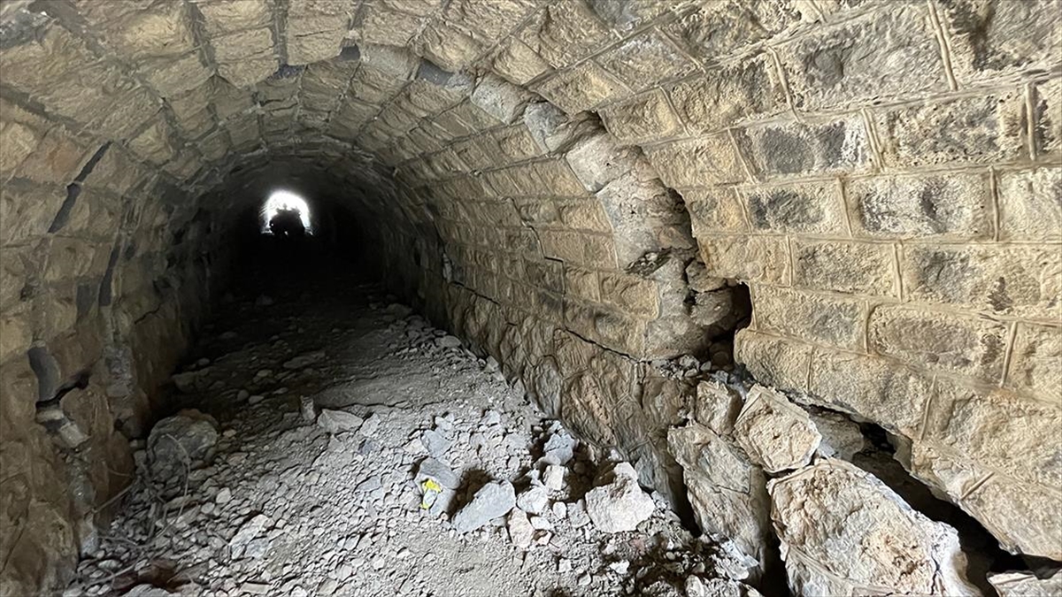 Gaziantep'te Depremlerin Etkisiyle Taş Tünelde Yarıklar Oluştu