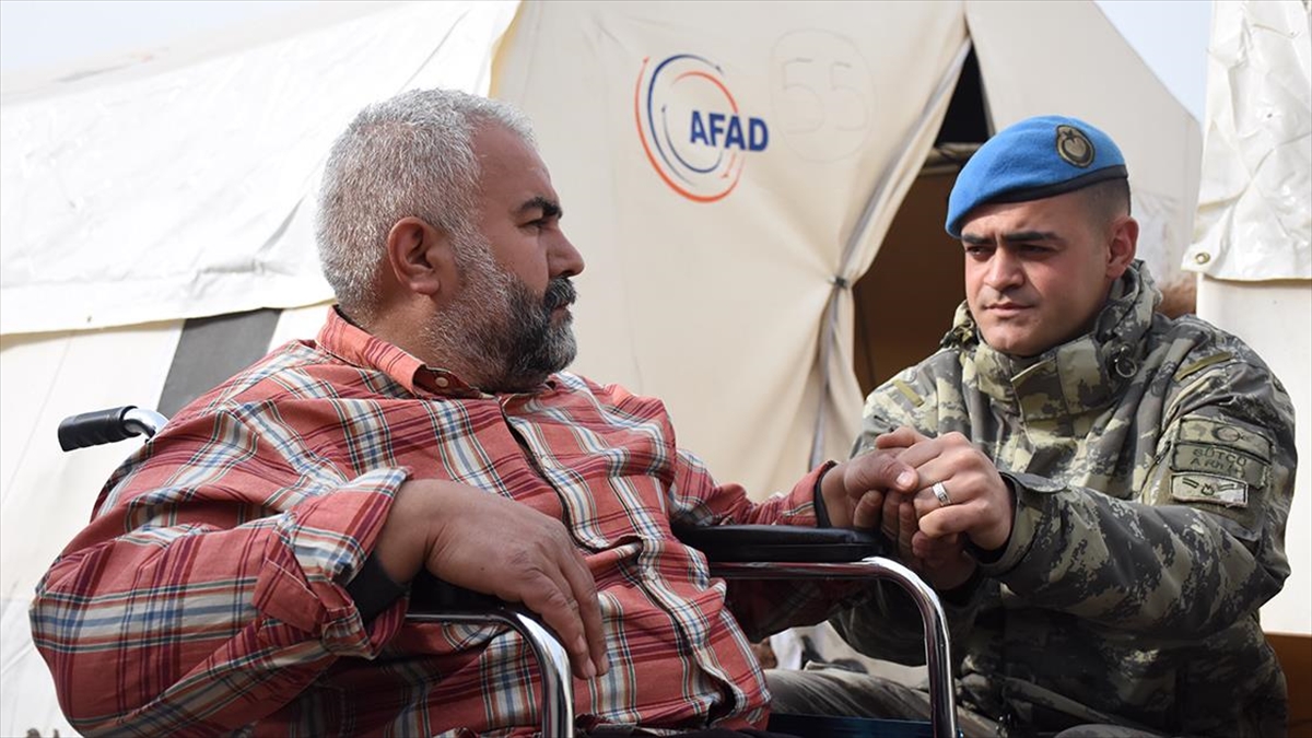 Mehmetçikten Engelli Depremzedeye Tekerlekli Sandalye