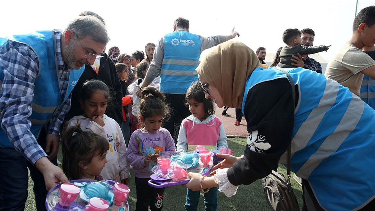 Kilometrelerce Uzaktan Getirilen Oyuncaklar Depremzede Çocukların Yüreğini Isıttı