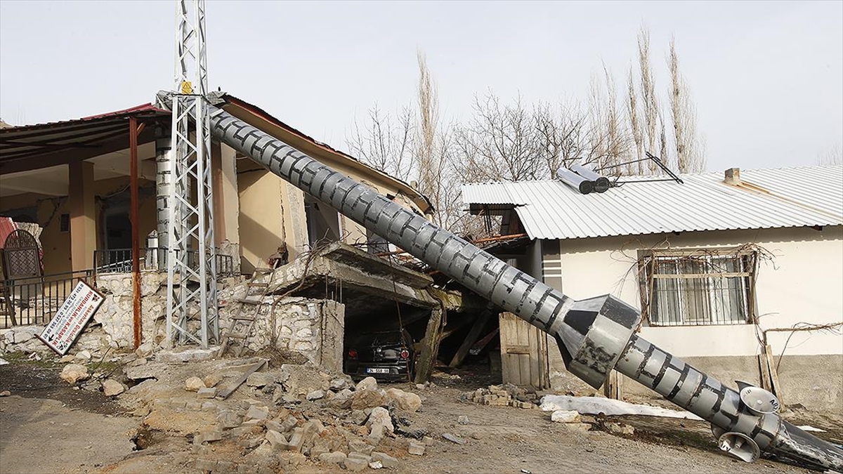 Depremde Heyelan Nedeniyle Yolu Kapanan Köyde 35 Kişiyi Yöre Halkı Kurtarmış