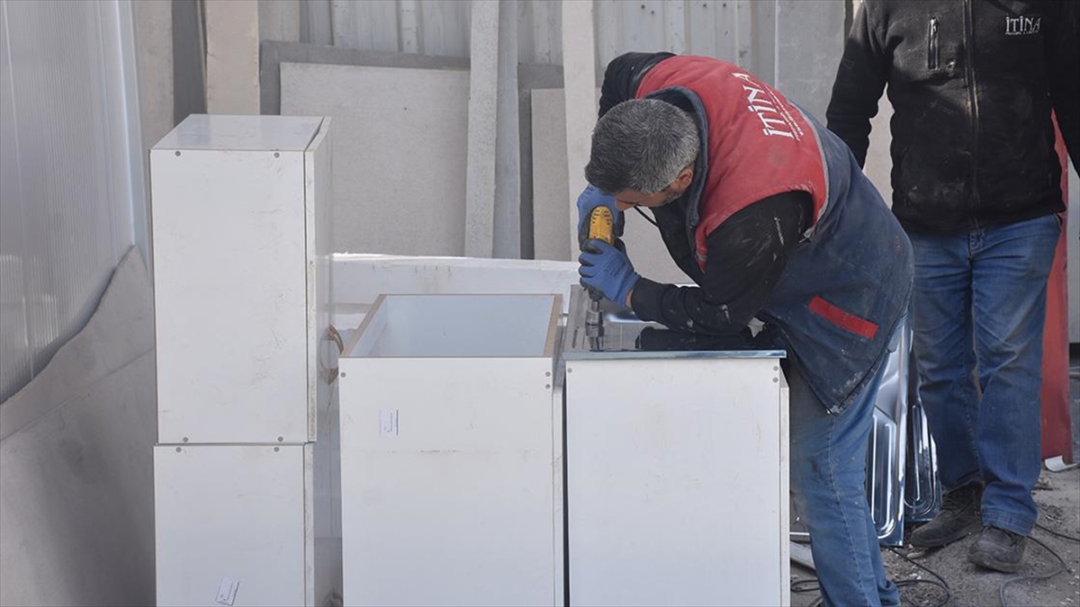 Diğer İşlerini Bırakıp Depremzedeler İçin Konteyner Üretiyorlar