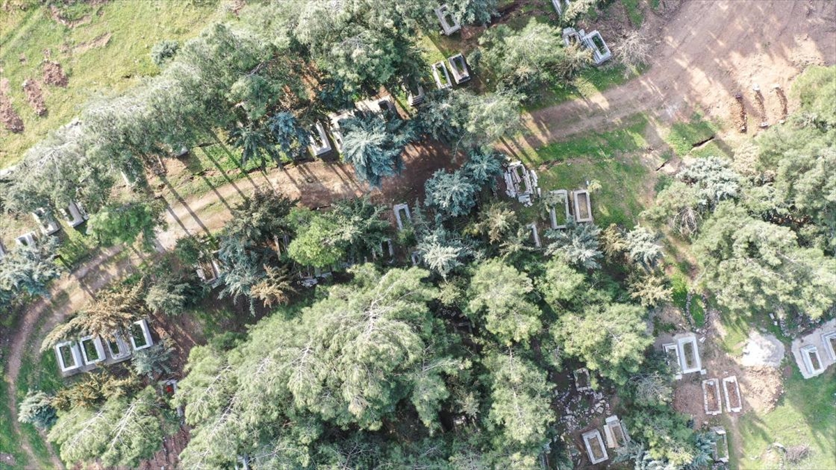 Depremler Nurdağı'ndaki Mezarlıkta Da Tahribata Neden Oldu