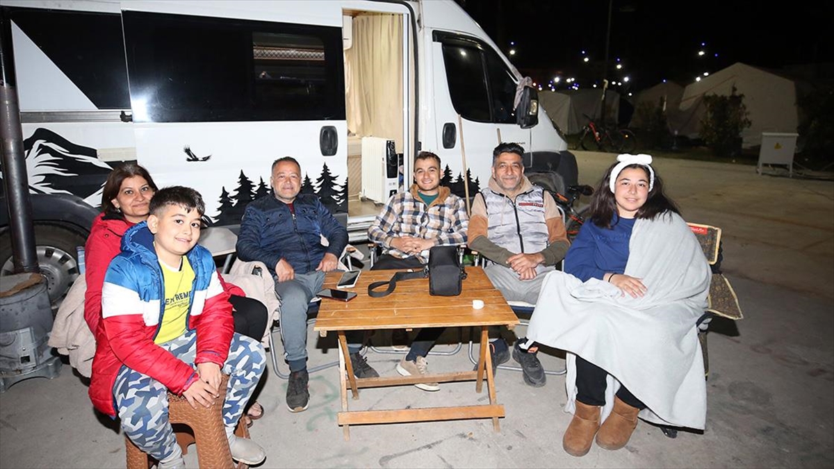 Tatil İçin Yaptırdıkları Karavan Deprem Sonrasında Yaşam Alanları Oldu