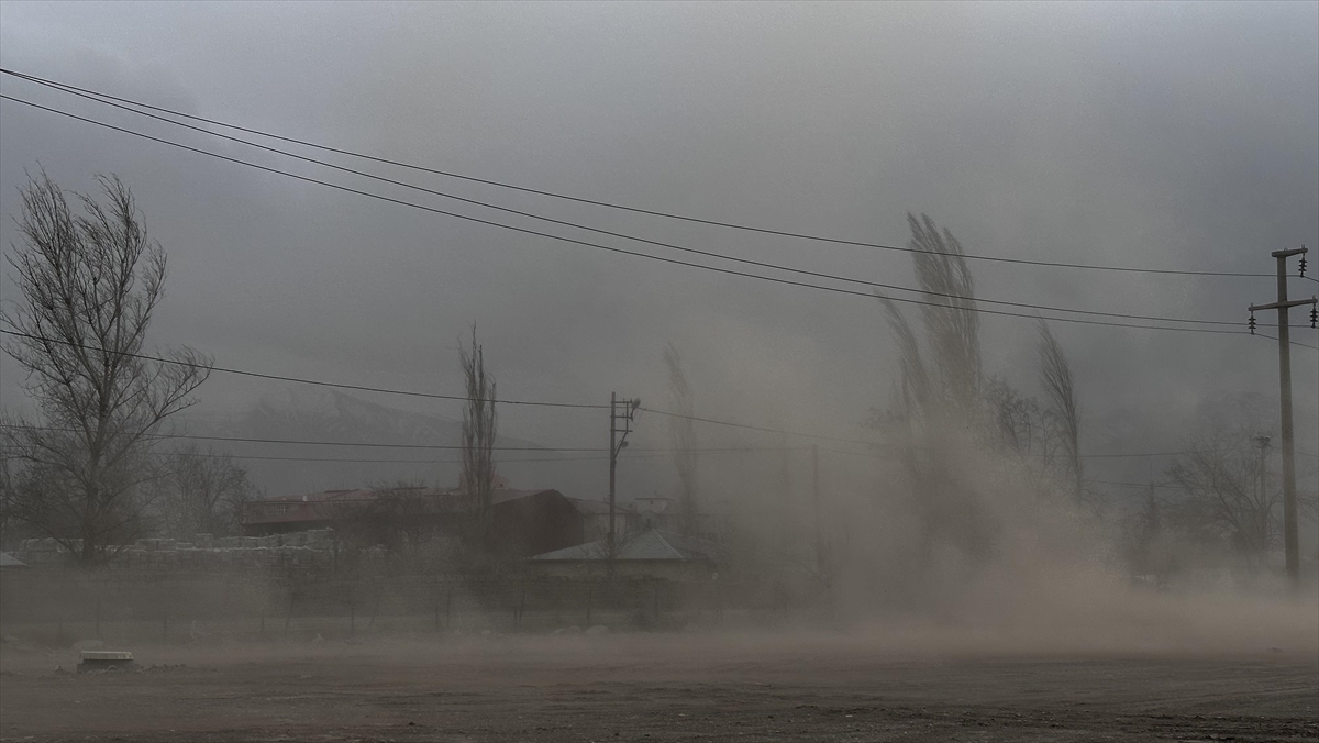 Iğdır'da Fırtına Etkili Oluyor