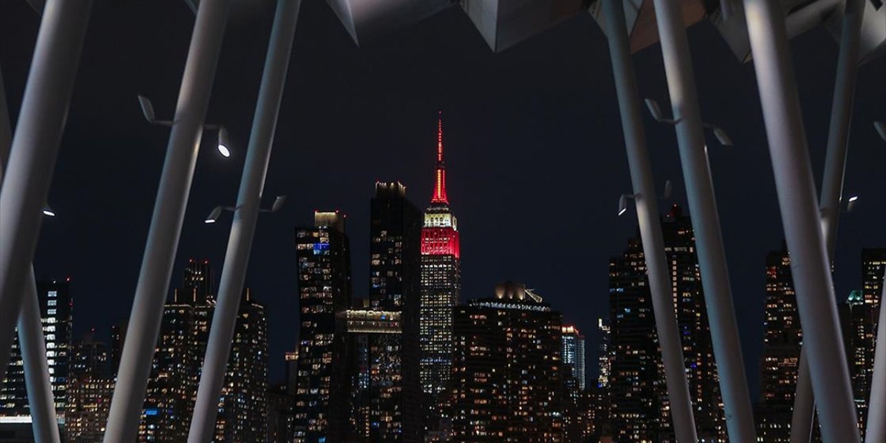 Empire State Binası Kırmızı Beyaz Renklerle Işıklandırıldı
