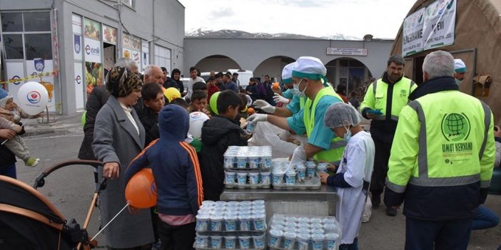 Malatya'da Depremzedelere Günde 10 Bin Kişilik Sıcak Yemek Dağıtıyorlar