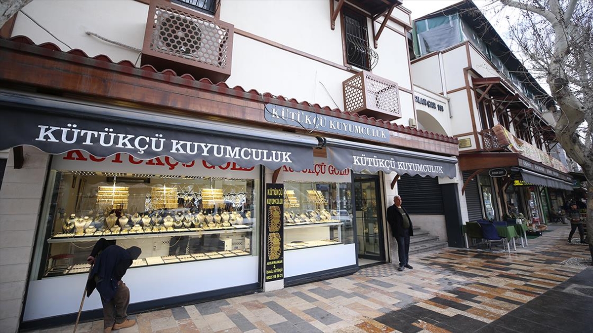 Tarihi Maraş Çarşısı'nda Esnaf Deprem Sonrası Kepenk Açmaya Başladı