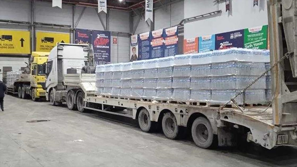 Erzurum Büyükşehir Belediyesinin Deprem Bölgesine Yardımları Sürüyor