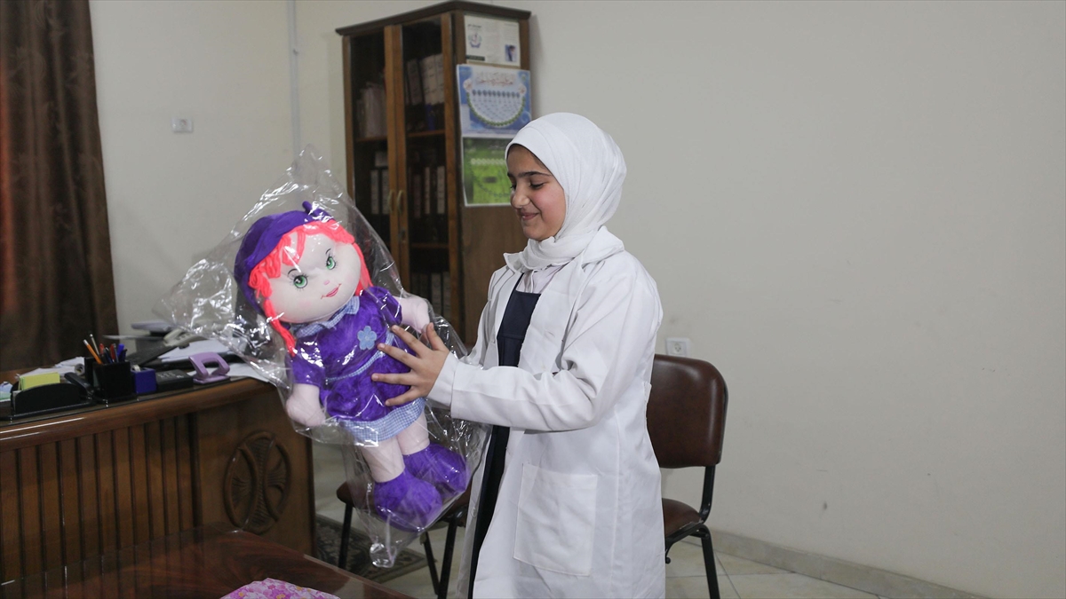 Filistinli Kız Çocuğu, Harçlıklarıyla Aldığı "oyuncak Bebeği" Depremze Bir Çocuğa Gönderdi