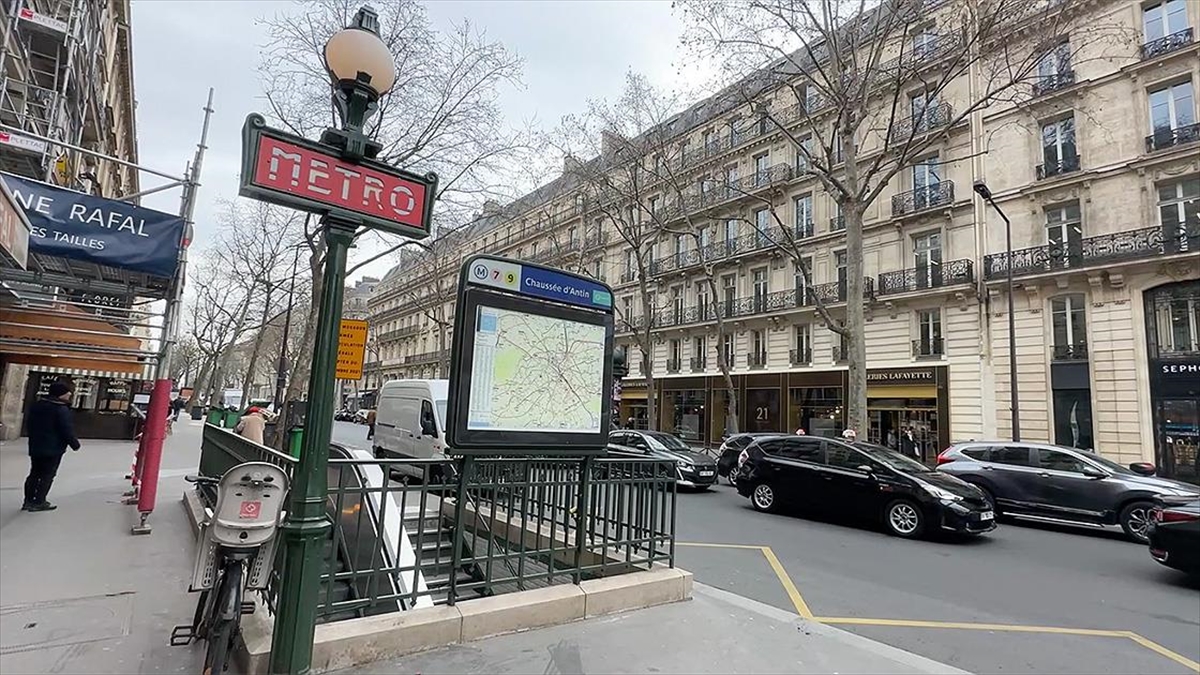 Fransa'da Emeklilik Reformuna Karşı İşçiler Greve Gitti