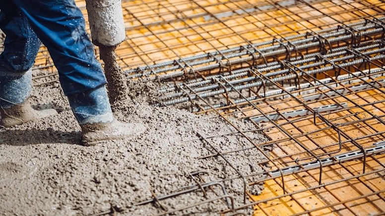 Betona su kattılar, itiraz eden kontrol mühendisini dövdüler