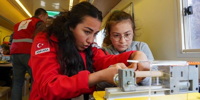 Türk Kızılay, Kahramanmaraş'ta Afetzede Çocuklara Robotik Kodlama Eğitimi Veriyor