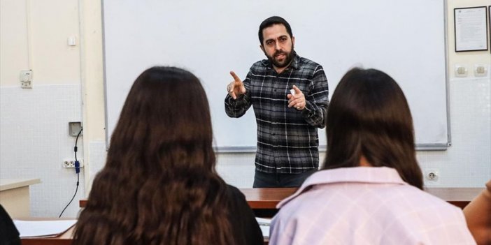 Kahramanmaraş'ta Depremi Yaşayan Öğretmen Mersin'de Afetzede Öğrencilere Ders Veriyor