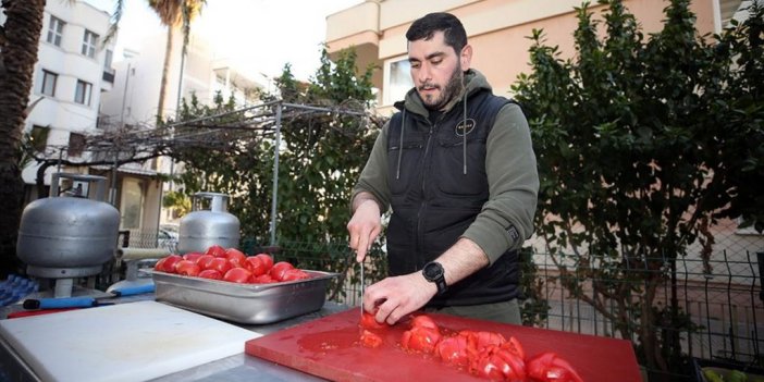İtalyan Şef Hatay'da Depremzedeler İçin Yemek Pişiriyor