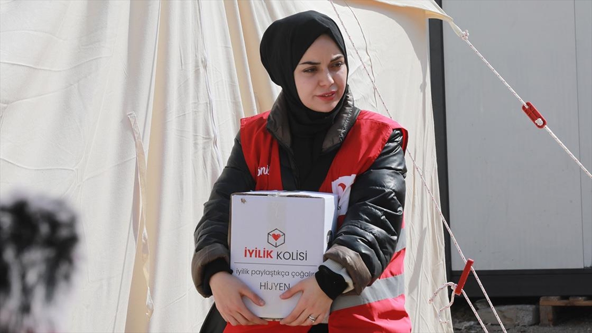 Kızılay, Deprem Bölgesinde Kadın Gönüllüleriyle Yaraları Sarıyor