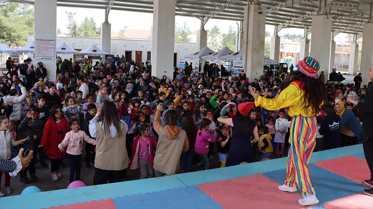 Mardin'in Midyat İlçesinde Misafir Edilen Depremzede Çocuklar İçin Sirk Gösterisi Yapıldı