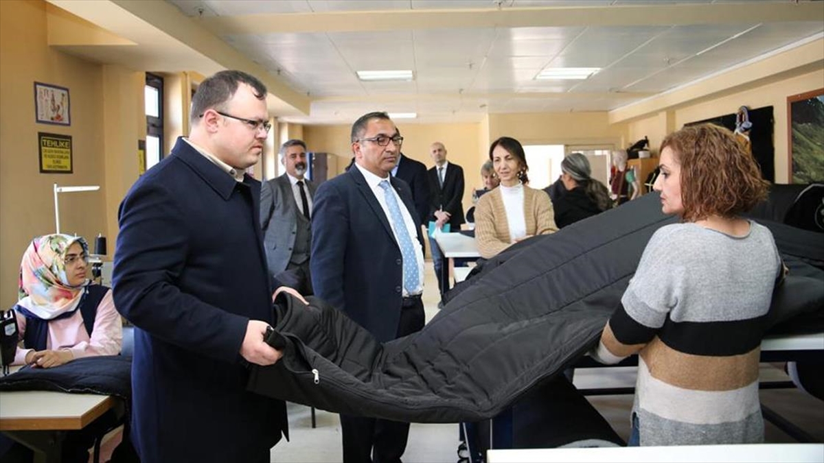 Tunceli'de Usta Öğreticiler Ve Kursiyerler Depremzedeler İçin Uyku Tulumu Hazırlıyor