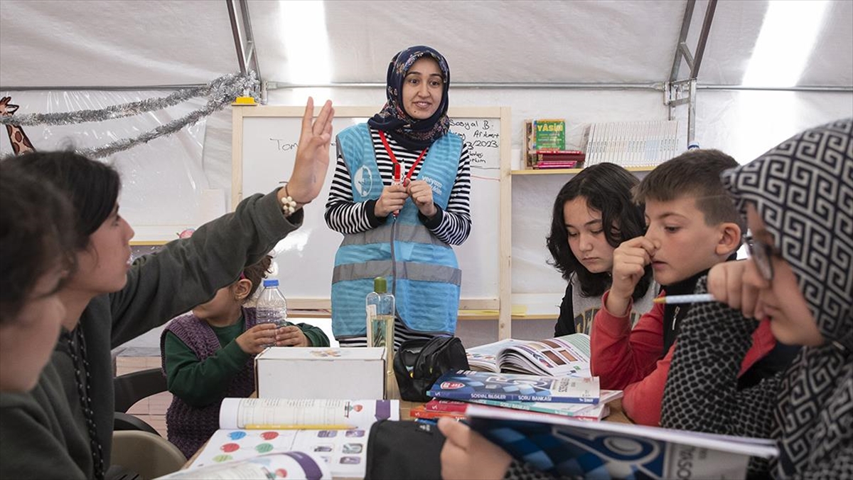 Depremde Evi Hasar Gören Tarih Öğrencisi, Çadır Kentte Çocuklara Ders Çalıştırıyor