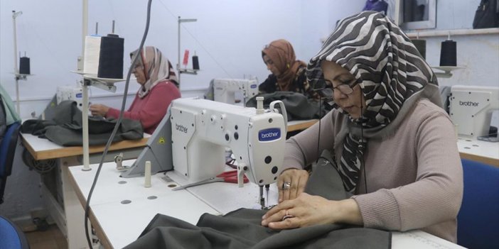 Adana'da Gönüllü Usta Öğreticiler Depremzedeler İçin Üretiyor