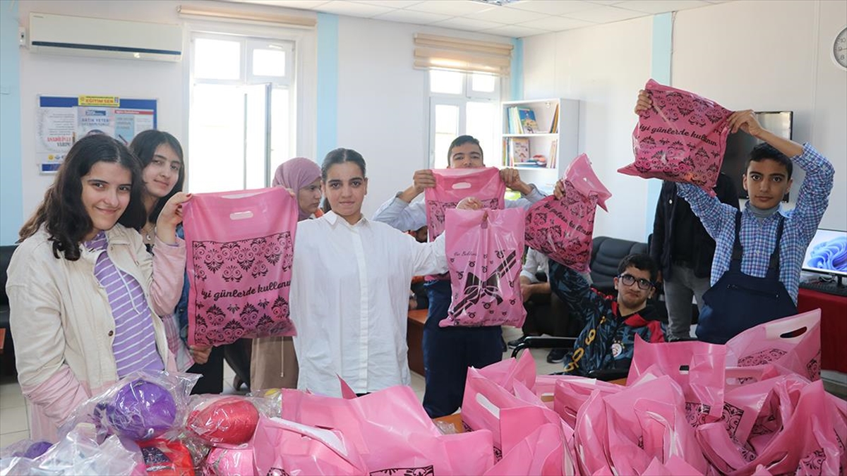 Batman'da Özel Gereksinimli Öğrenciler Depremzedeler İçin Hediye Paketleri Hazırladı