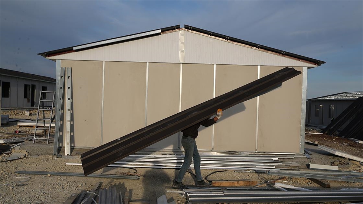 Adıyaman'da İşçiler Depremzedeler İçin Prefabrik Mesaisinde