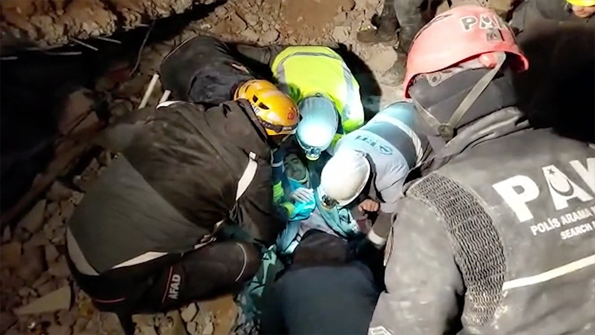 Polis Arama Kurtarma Ekipleri Malatya'daki Enkazlardan 100 Kişiyi Kurtardı