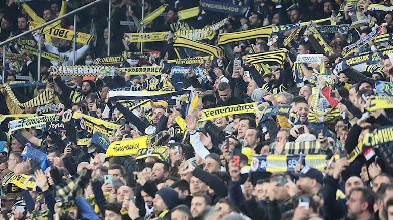 Fenerbahçe taraftarı, Sevilla’da da AKP hükümetini istifaya davet etti