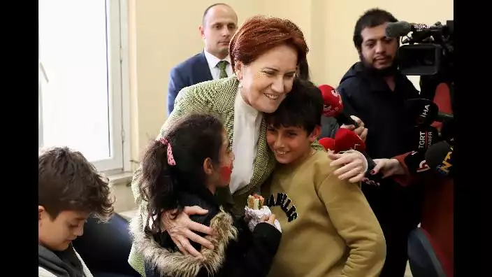 Meral Akşener depremzedeleri ziyaret etti
