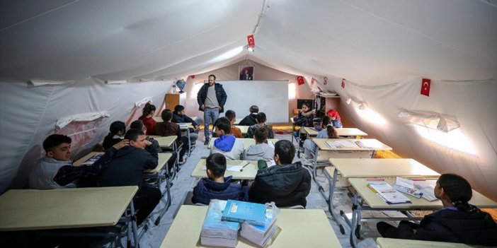Antakya'da Gönüllü Öğretmenler 15 Çadır Kentteki Öğrencileri Sınavlara Hazırlıyor