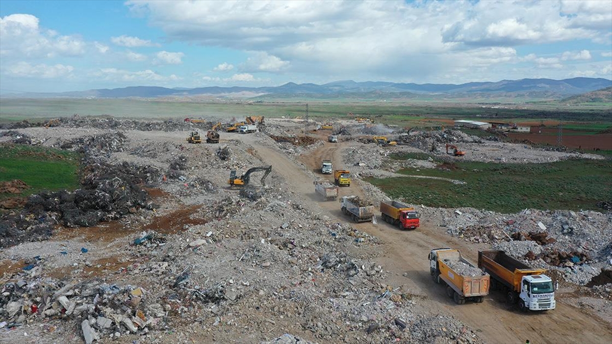 İş Makinesi Operatörleri Ve Kamyon Şoförleri Deprem Bölgesinde Mesai Gözetmeden Çalışıyor