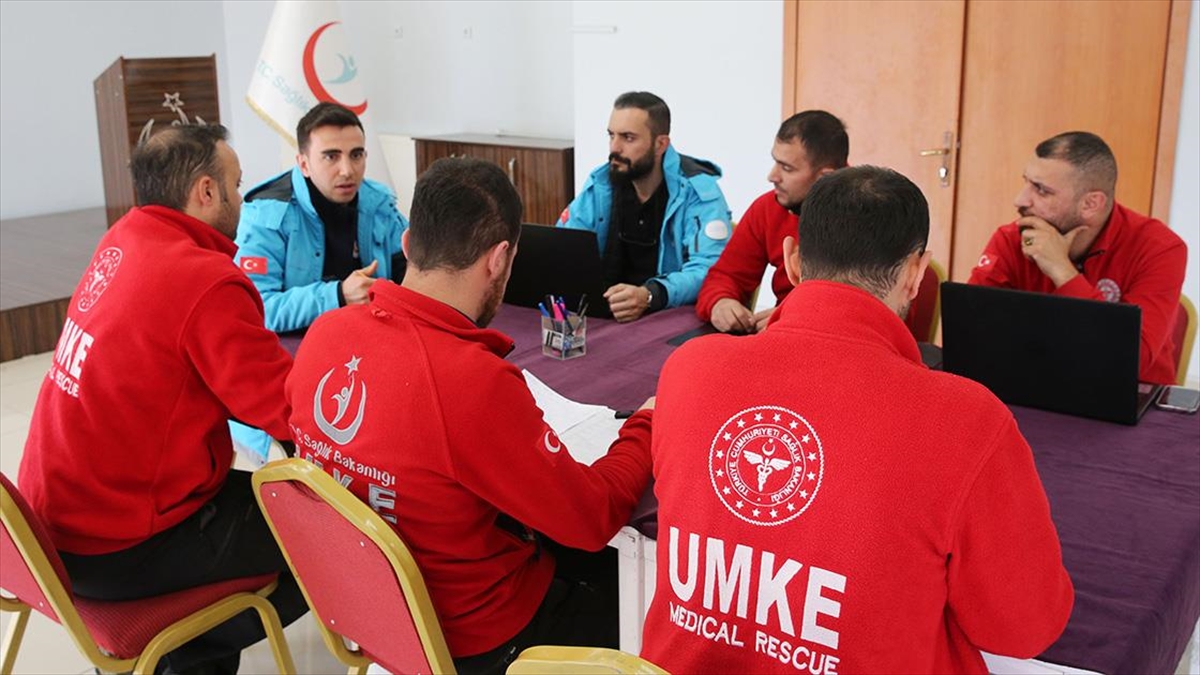 Enkaz Altındaki Yaralıya Müdahale Ederken Elbistan Merkezli Depreme Yakalandı