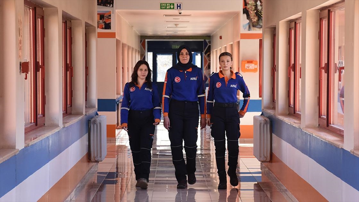 Enkaz Altından Kızıyla Çıkarılan Kadının Desteği Arama Kurtarma Ekibine Güç Verdi