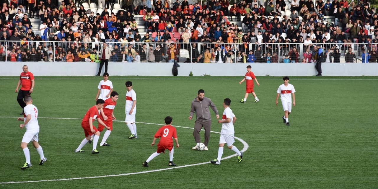 Eski Futbolcu Arda Turan, Depremzede Çocuklarla Gösteri Maçı Yaptı