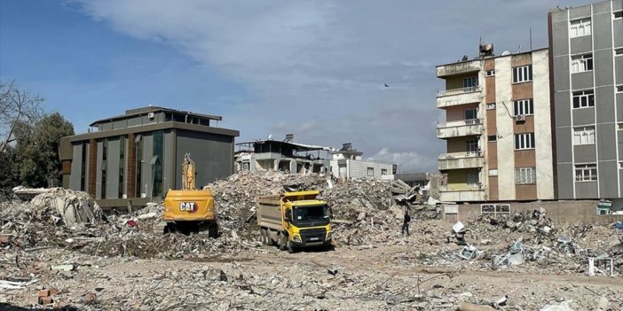 Adıyaman'da Enkaz Kaldırma Ve Binaların Yıkım İşlemleri Sürüyor