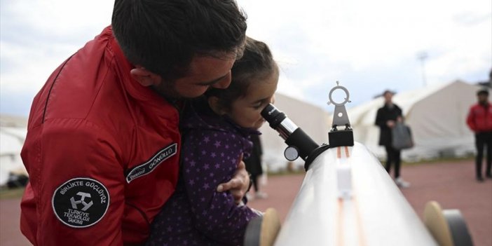 Depremzede Çocuklar Teleskopla Uzayı Keşfediyor