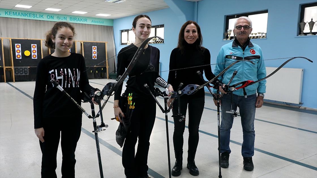 41 Yıllık Okçuluk Antrenörü Kızlarından Sonra Torununun Başarısı İçin Çaba Harcıyor