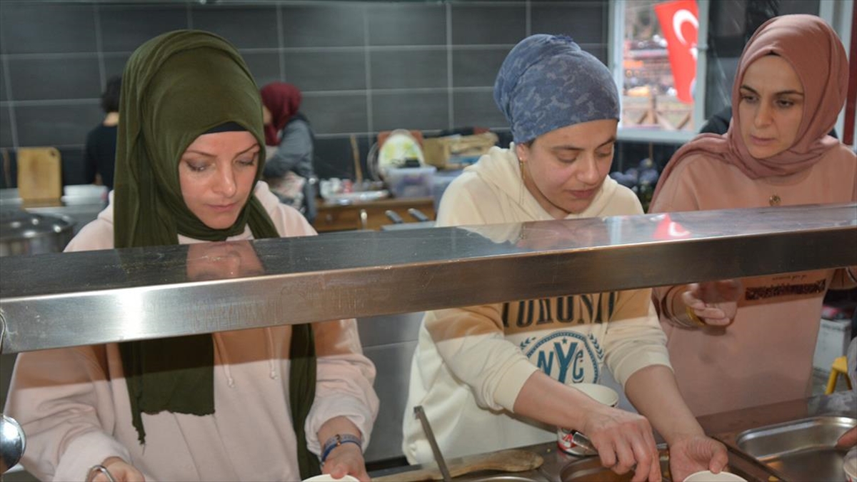 Uzungöl'de Kalan Depremzedeler İçin Gönüllüler Yemek Pişiriyor