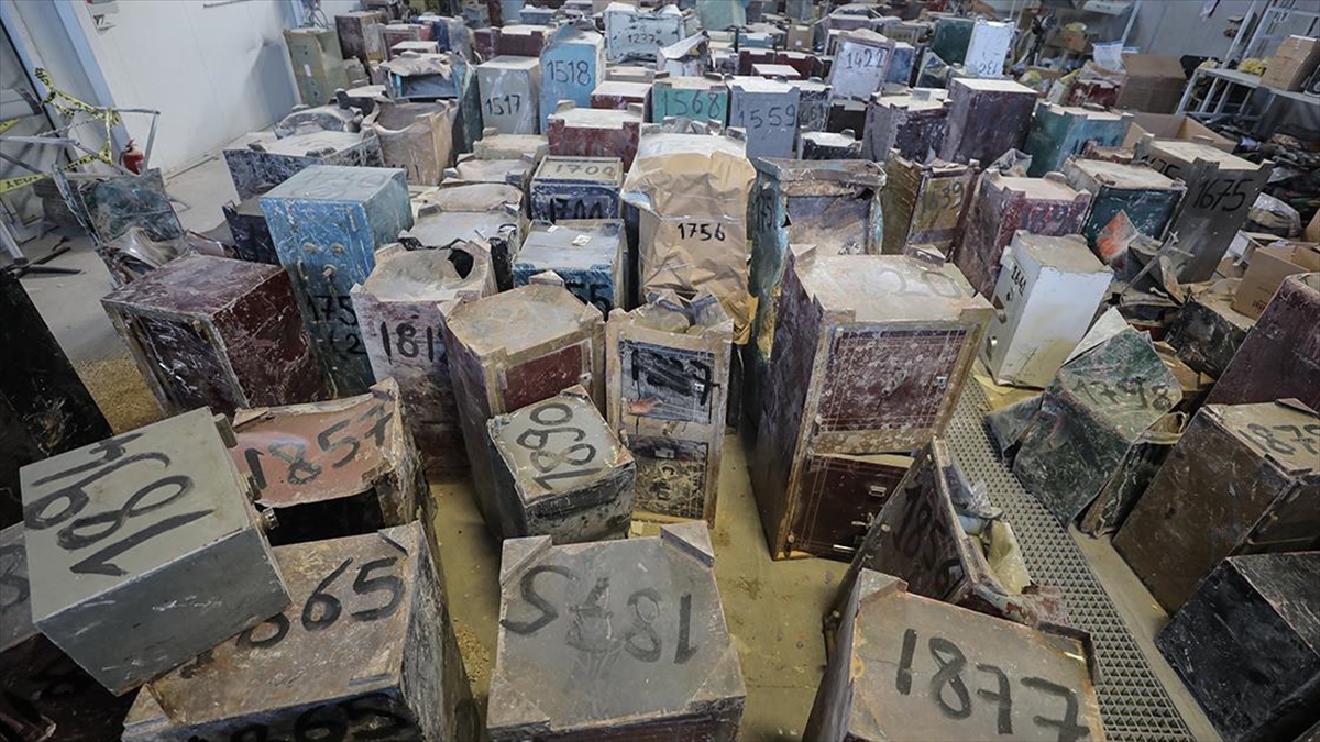 Depremin "yediemini" Çelik Kasaları Ve Değerli Eşyaları Muhafaza Ediyor