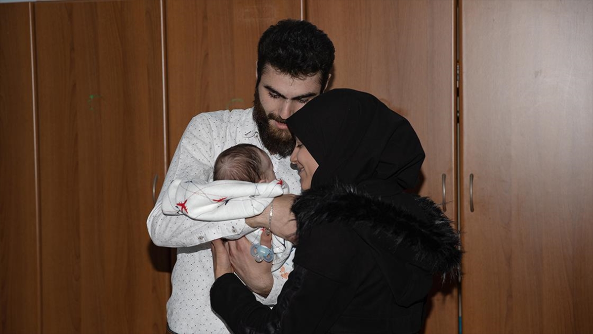 Depremzede Aile En Son 6 Günlükken Gördükleri Bebeklerine 40'ıncı Gününde Kavuştu