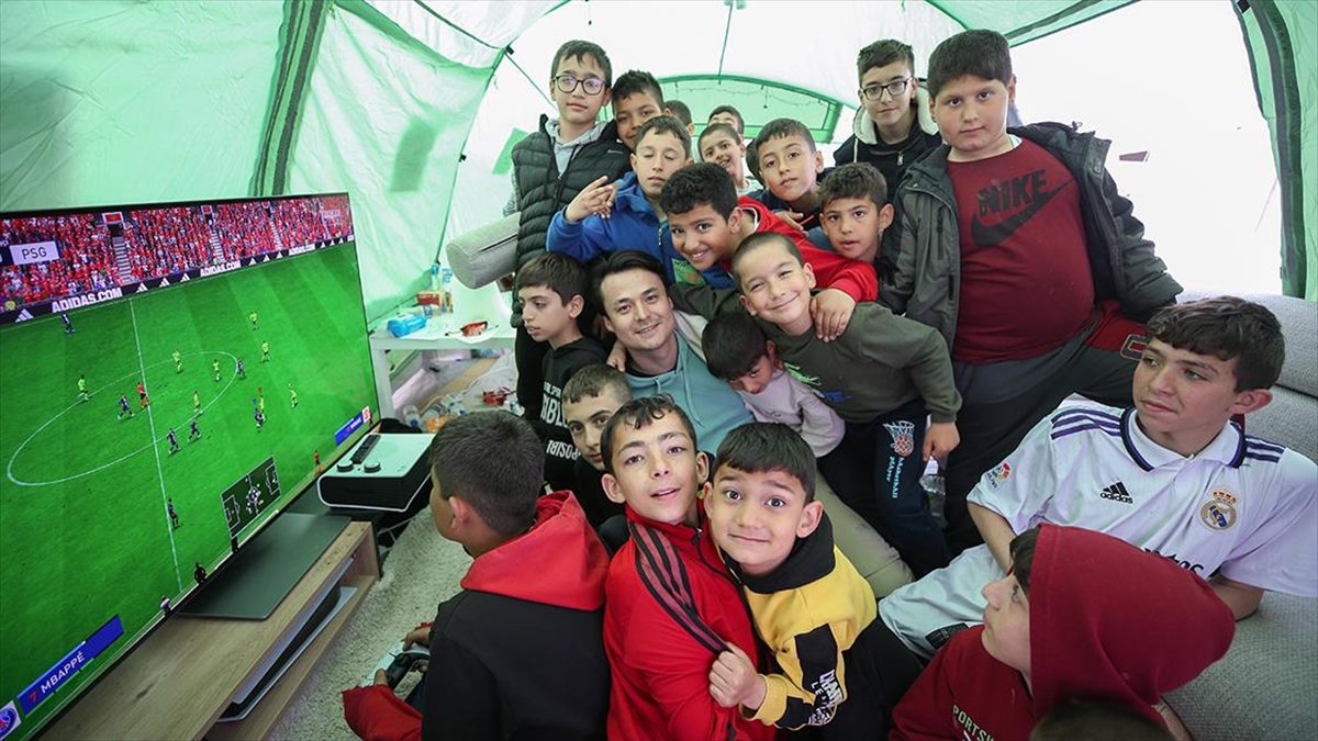 Konsoluyla Kurduğu Oyun Çadırında Depremzede Çocukları Eğlendiriyor