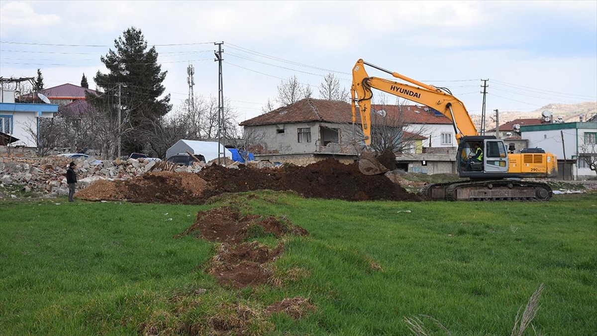 Doğu Anadolu Fay Hattı'ndaki Gölbaşı Segmentinde Yüzey Kırıkları Haritalandırılıyor