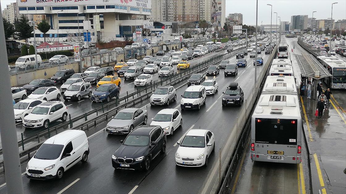 İstanbul'da Sağanak Ve Fırtına Ulaşımda Aksamalara Neden Oldu